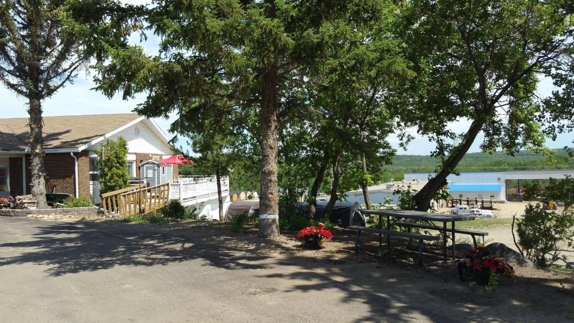 Athabasca Lodge Motel Exterior foto